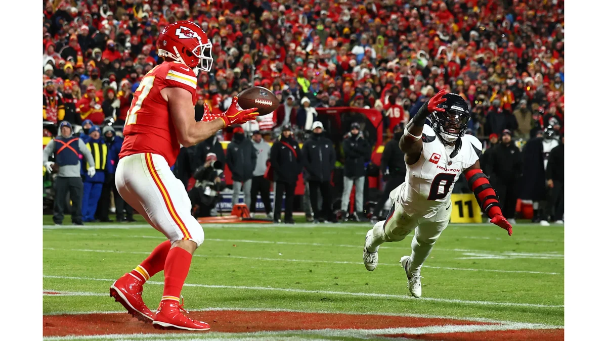 Travis Kelce catches a touchdown pass from Patrick Mahomes, sealing a win against the Texans.